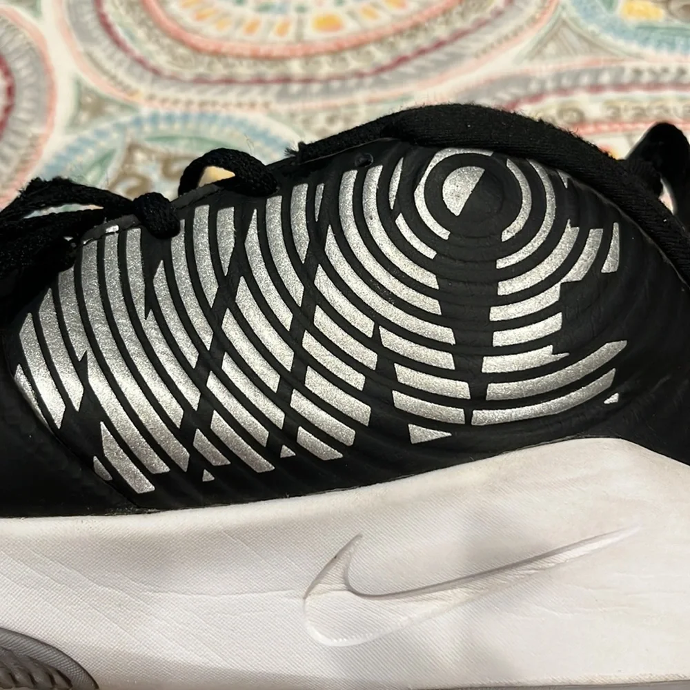 Nike Team Hustle size 6Y leather shoes